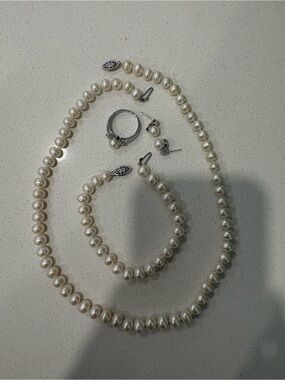 Freshwater pearls 9.25 sterling silver jewellery set